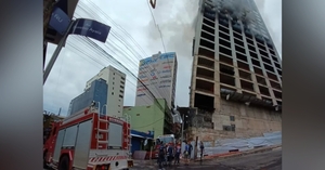  Técnicos descartan riesgo de colapso en edificio incendiado de Ciudad del Este