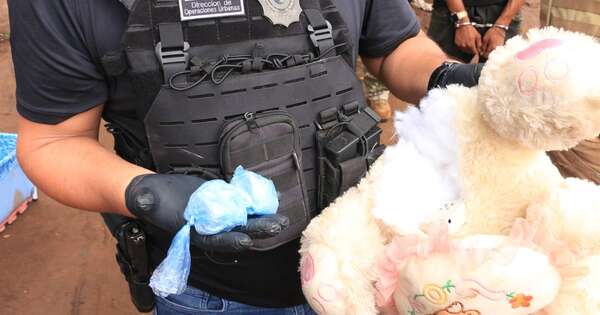Diario HOY | En un oso de peluche transportaban drogas en inmediaciones de un colegio en Luque