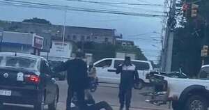 La Nación / Motociclista enfrentó a golpes a un agente de la PMT en Concepción