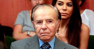 La Nación / En el tercer aniversario de muerte, vandalizan tumba de Carlos Menem y la de su hijo