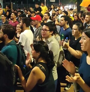 Jóvenes se manifestaron, pidieron respeto a la democracia y repudiaron la dictadura - La Tribuna