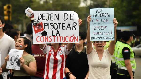 Estudiantes de la UNA levantan su voces de repudio tras expulsión de Kattya González