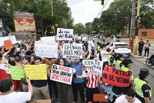 Universitarios repudian atraco del cartismo con “dictadura nunca más” - Política - ABC Color