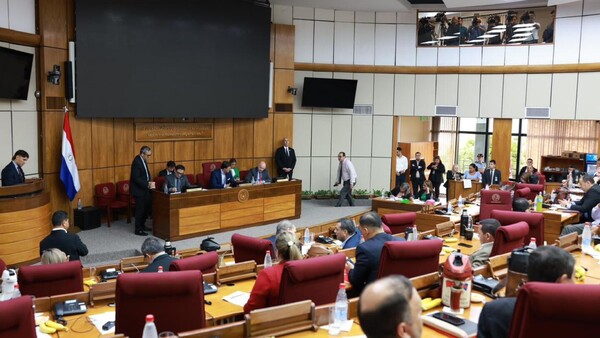 Iniciativa popular antinepotismo va a comisión con proyecto de Bachi