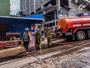CDE: Bomberos controlan incendio en edificio Flytec tras cuatro días de trabajo · Radio Monumental 1080 AM
