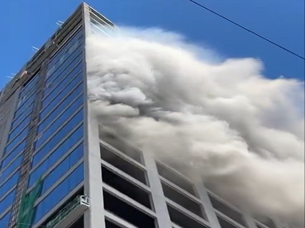Edificio en CDE: Primer herido grave en su quinto día de incendio - La Tribuna