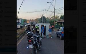 Conductor se salvó de milagro: camión chocó y volcó
