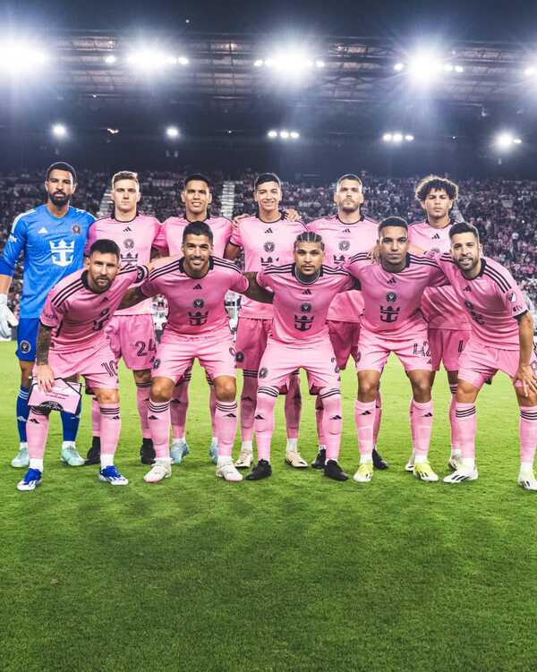 Diego Gomez titular junto a Lionel Messi y Luis Suarez | 1000 Noticias