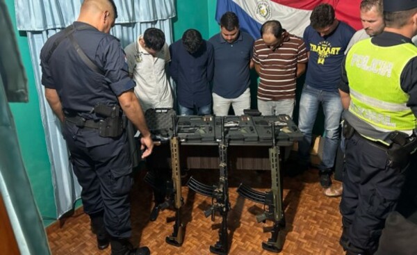 Franqueños transportaban arsenal de armamentos en un vehículo