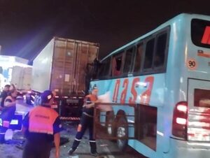 13 personas sufren golpes graves tras accidente de camión y ómnibus en Ypacarai · Radio Monumental 1080 AM