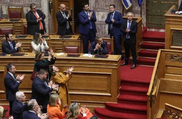 Grecia aprueba el matrimonio homosexual y la adopción por parte de parejas del mismo sexo - San Lorenzo Hoy