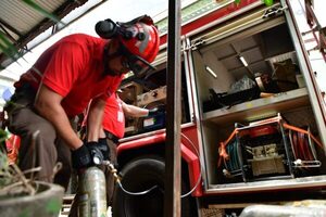 Historia de bomberos combatiendo el fuego desde hace cuatro días en Ciudad del Este