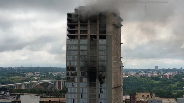Incendio en edificio de CDE: Bomberos informan que la situación fue controlada - Noticias Paraguay