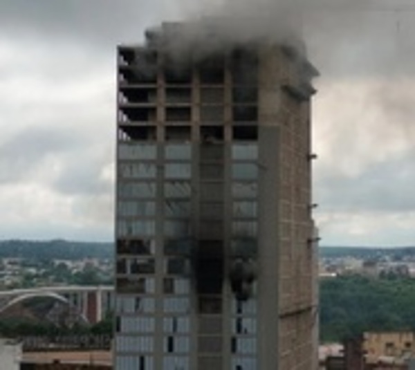 Bomberos logran controlar incendio en edificio de CDE - Paraguay.com