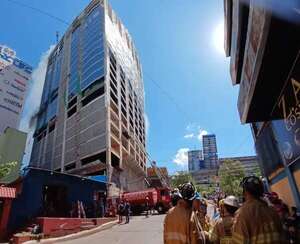 Bomberos extinguen focos de incendio en edificio, tras cuatro días de combate - ABC en el Este - ABC Color