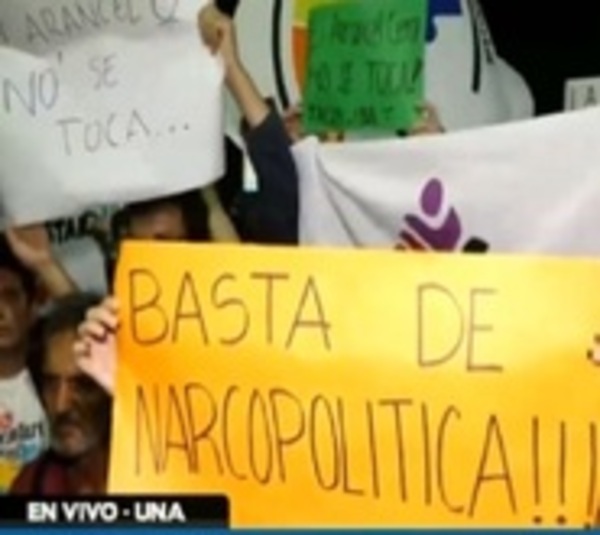 Estudiantes de la UNA se manifiestan contra el golpe parlamentario - Paraguay.com