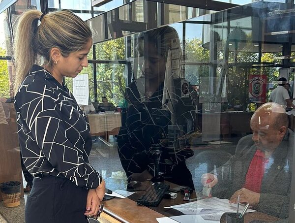 Asesora de Kattya González presenta renuncia y denuncia violencia política · Radio Monumental 1080 AM