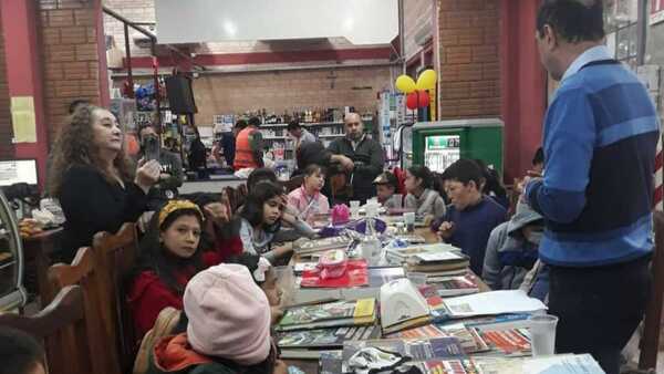 Docente acerca a la lectura a niños de San José de los Arroyos