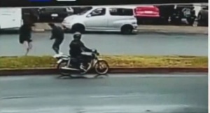 En tres segundos motochorros robaron G. 11 millones a una mujer - Noticias Paraguay