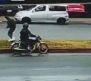 Motochorros atacaron a una mujer y la despojaron de G. 11 millones - Paraguay.com