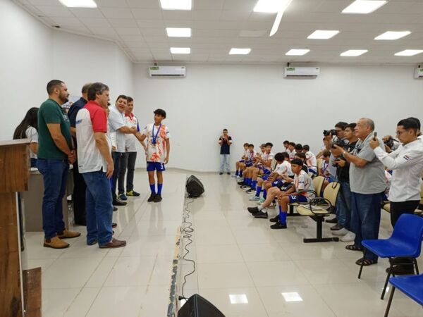Gobernador hace entrega de reconocimiento a jugadores de Amambay, campeón del Interligas Sub 13
