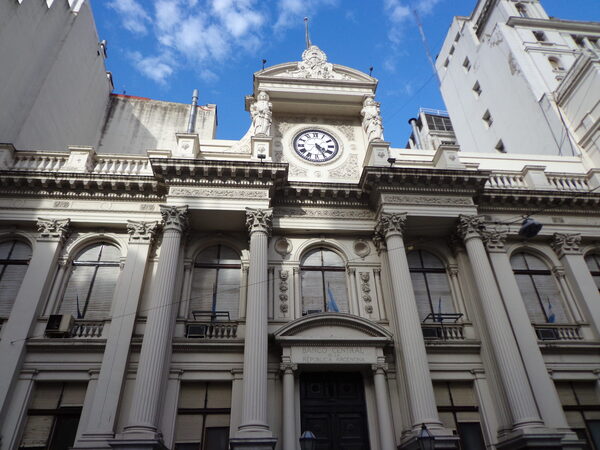El Banco Central argentino coloca bonos para importadores por 1.170 millones de d贸lares - Revista PLUS