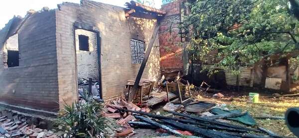 Incendio consume taller de costura en barrio Maka’i de Luque - Nacionales - ABC Color