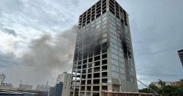 La Nación / Bomberos extinguen incendio en edificio de Ciudad del Este