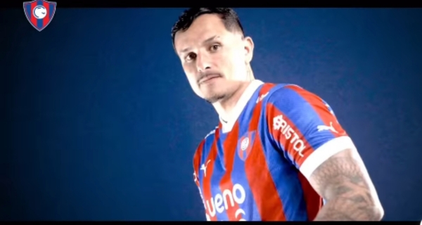 ¡Cerro Porteño presentó a su nuevo 9!
