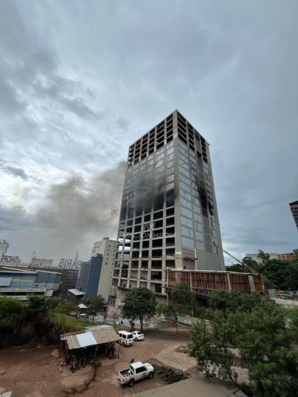 Bomberos extinguen incendio en edificio de Ciudad del Este