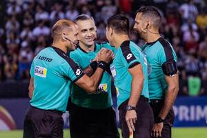 Árbitro paranaense dirigirá el primer clásico del 2024 el sábado - La Clave