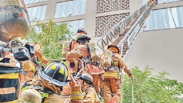 CDE: Controlan incendio tras cuatro días de arduo combate