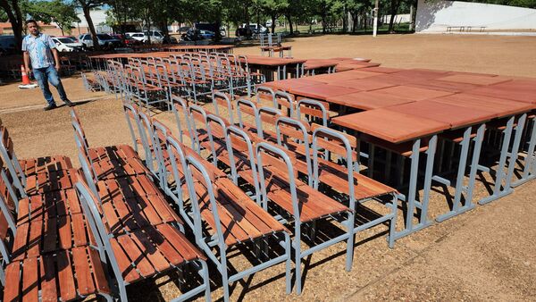 Comuna de Concepción entrega muebles pedagógicos a escuelas del distrito