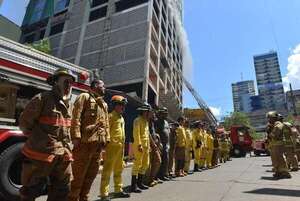 CDE: Bomberos “se pisan la manguera” en combate de incendio en edificio - ABC en el Este - ABC Color