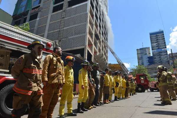 CDE: Bomberos “se pisan la manguera” en combate de incendio en edificio - ABC en el Este - ABC Color