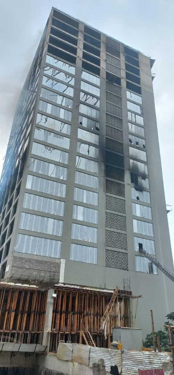 Bomberos siguen trabajando en remoción tras incendio de edificio - ADN Digital