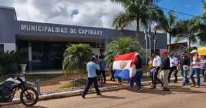 Diario HOY | Concejales y pobladores toman municipio de Capiibiry y denuncian irregularidades
