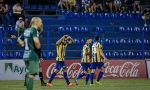 Luque dio paliza a Ameliano y trepó a la punta con el Guma