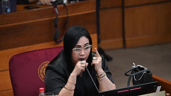 Yami Nal ubica a protegida con sueldazo en Senado