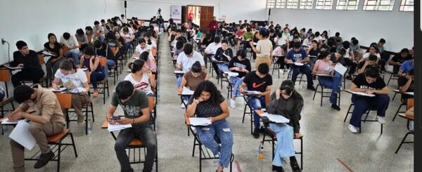 Menos de la mitad de los postulantes pasaron exigentes pruebas de becas del Estado - La Tribuna