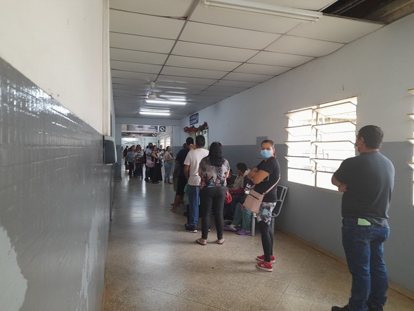 Covid-19 y dengue desbordan al Hospital del IPS de Encarnación