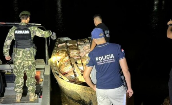 Hallan 100 cajas de pollo en una canoa, a orillas del Paraná