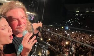 (VIDEO)Periodista mostró su emoción al cantar con Maná