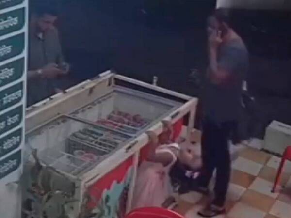 [VIDEO] ¡Terrible! Niña se electrocuta mientras su papá hablaba por celu