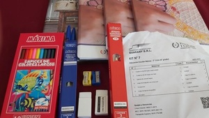 Padres critican “kit escolar miserable” del gobierno de Santiago Peña