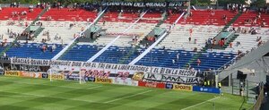 Versus / El homenaje de la hinchada de Olimpia a OD