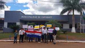 Concejales y pobladores de Capiibary ocupan Municipalidad protestando por falta de pagos
