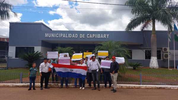 Concejales y pobladores de Capiibary ocupan Municipalidad protestando por falta de pagos