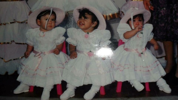 Estas trillizas están de cumple hoy, una de ellas es modelo y famosa