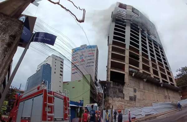 Incendio en edificio: fiscalía realiza diligencias y solicita designación de perito - ABC en el Este - ABC Color